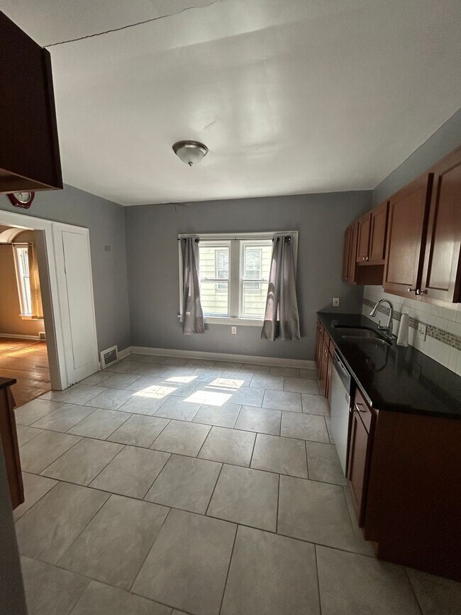Foto del edificio - 4703 Stickney Ave
