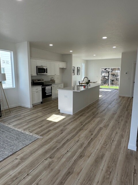 Building Photo - 422 War Room Ct
