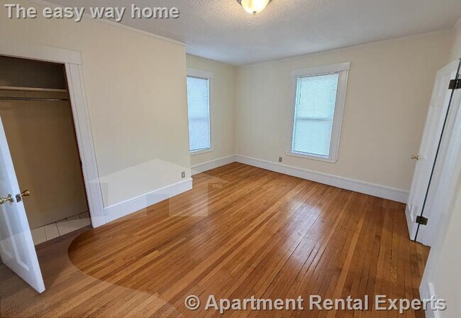 Building Photo - 158 Holland St