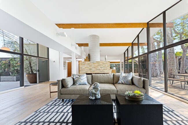 Building Photo - 6225 Frondosa Dr