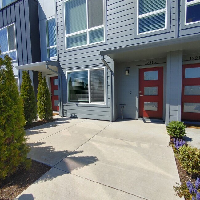 Building Photo - Stunning Newer Construction Home With 2 Ma...