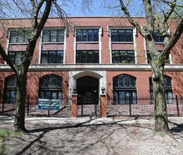 Building Photo - 4046 N Hermitage Ave