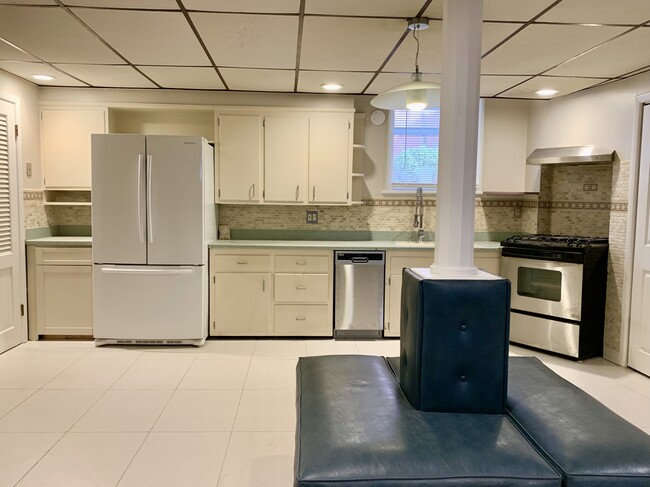 Building Photo - 67 W 5th St