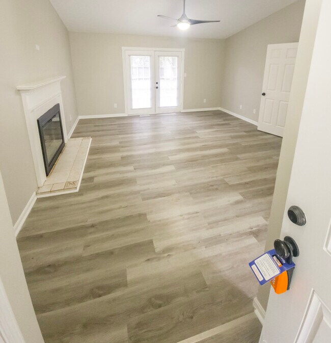Building Photo - Fully-renovated Greenwood Property