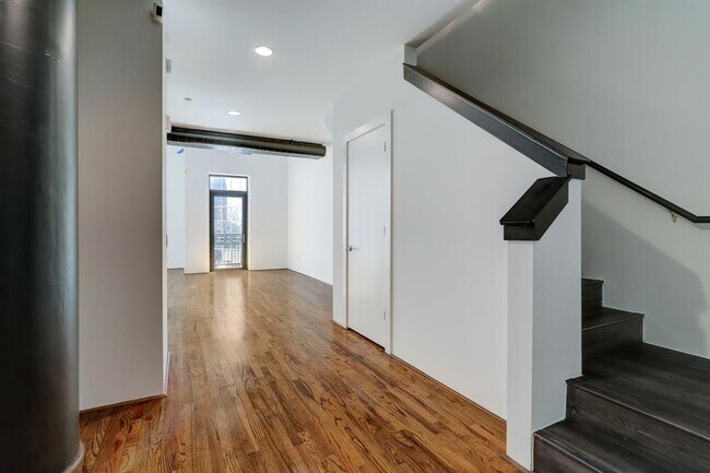 Building Photo - 5005 Hidalgo St