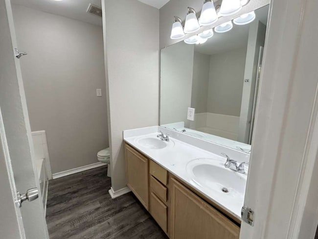 Foto del edificio - 2801 St Martin Dr