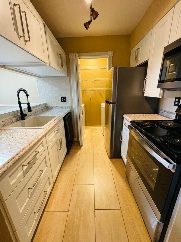 Building Photo - 4417 Sharon Chase Dr