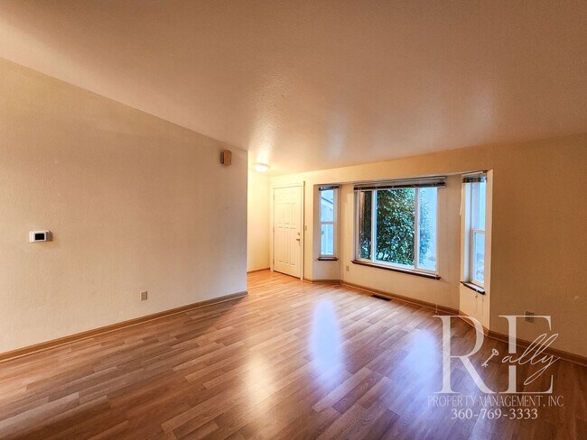 Foto del edificio - Spacious Silverdale Tri-Level with Hot Tub & Stylish Kitchen