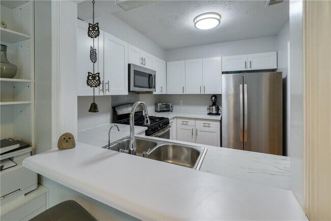 Foto del edificio - 1445 Oakridge Cir