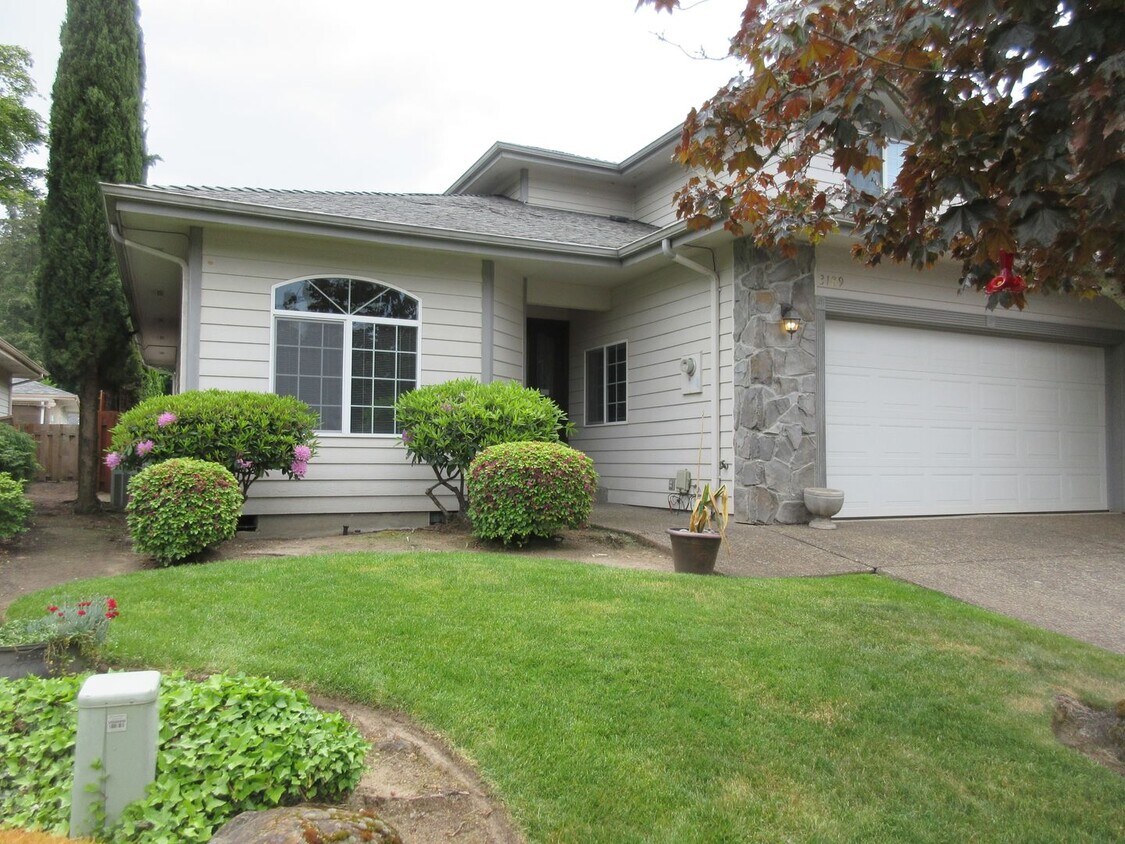 Foto principal - Three Bedroom Home in Golf Course Estates