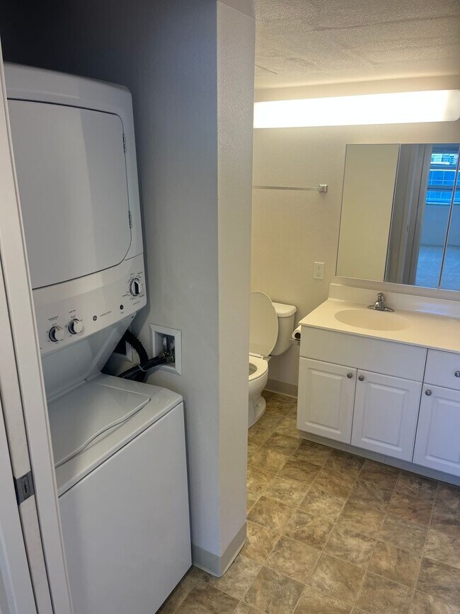 Foto del edificio - 2 Bedroom, 1.5 Bath, 1 Parking Close to Everything