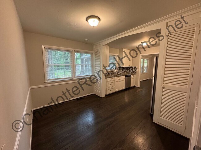 Building Photo - Brick ranch with attached garage