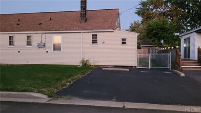 Building Photo - 6 Balzac Ct