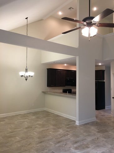 Building Photo - 712 Heavens Dr