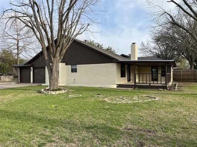 Building Photo - 2711 Kelly Dr