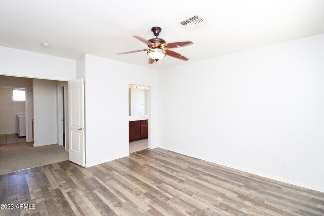 Foto del edificio - 13530 W Cypress St
