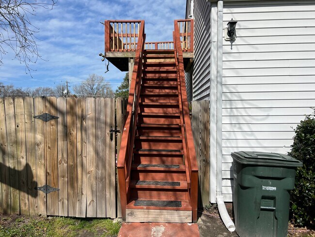 Private Entrance - 1018 Wolcott Ave