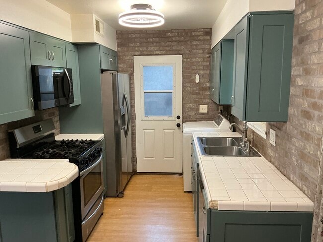 Building Photo - 45652 Lantana Ave