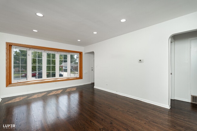 Building Photo - 8924 Oleander Ave