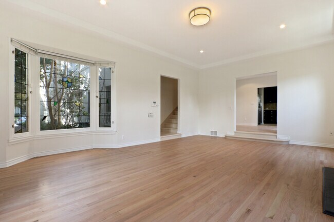 Building Photo - 358 S DOHENY Dr