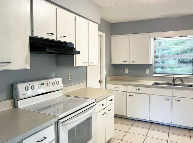 Foto del edificio - Lovely 3 Bedroom Home in Northwood - Fenced-in Yard