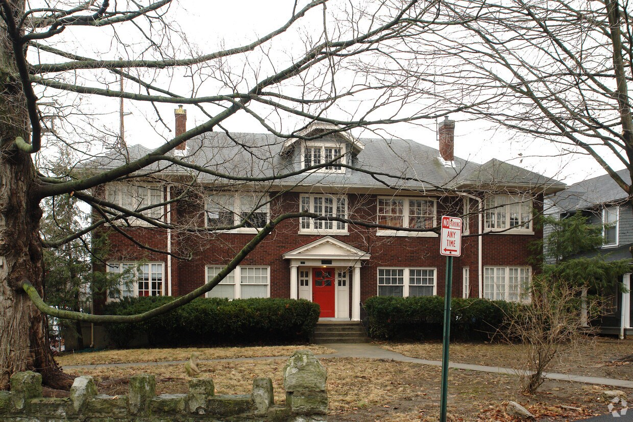 Principal es obscured por árboles - 2900 Frankfort Ave