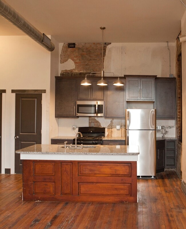 Building Photo - 2611 Short Vine St