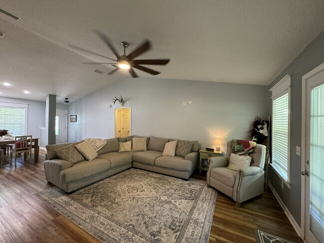 Foto del edificio - Large Property - No HOA!! - Just outside o...