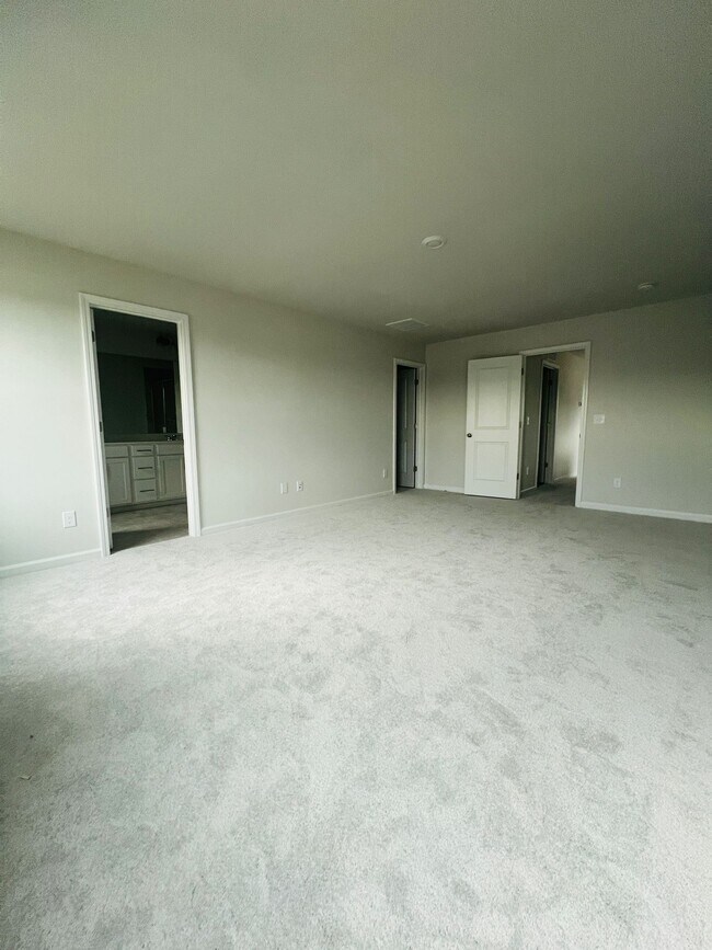 Building Photo - Modern Townhome | 3 Bed/2.5 Bath | End Unit