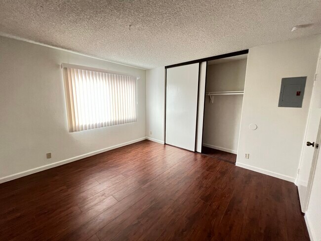 Building Photo - 2570 W Lincoln Ave