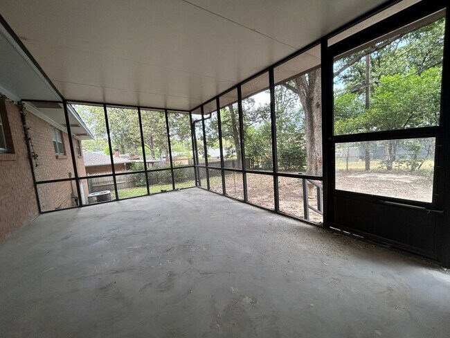 Foto del edificio - Call Property Manager Tonia Rollins at (50...