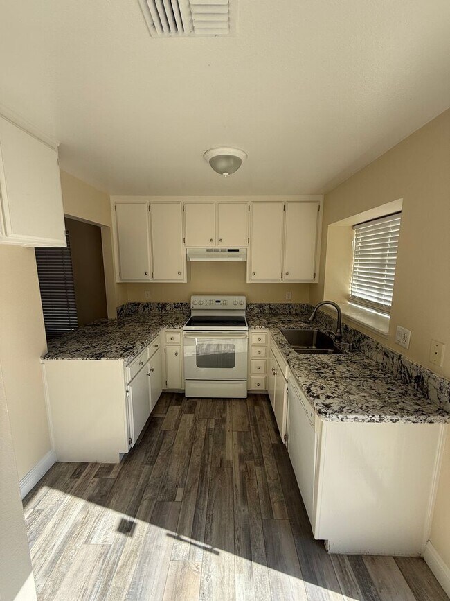 Foto del edificio - Spacious 2-Bedroom, 1-Bathroom Home in Sou...