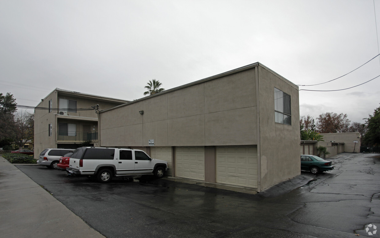 Building Photo - Vine Ave Apts