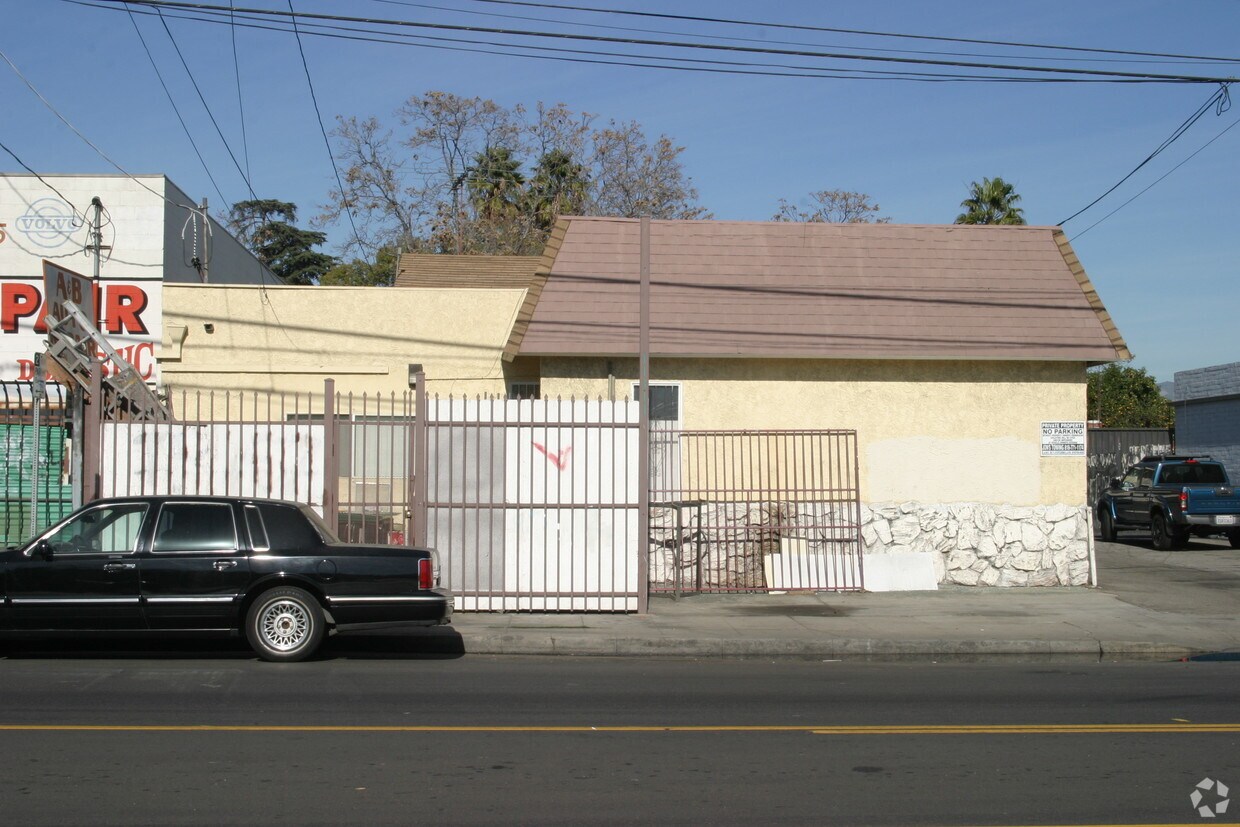 Building Photo - 11311 Burbank Blvd