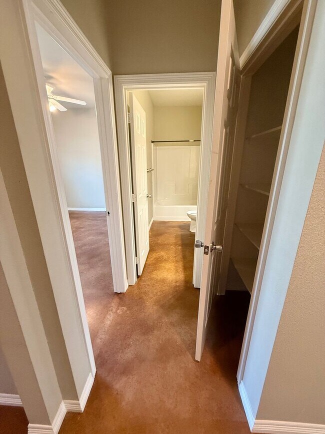 Foto del edificio - Spacious 3-bed/2-bath with Garage!