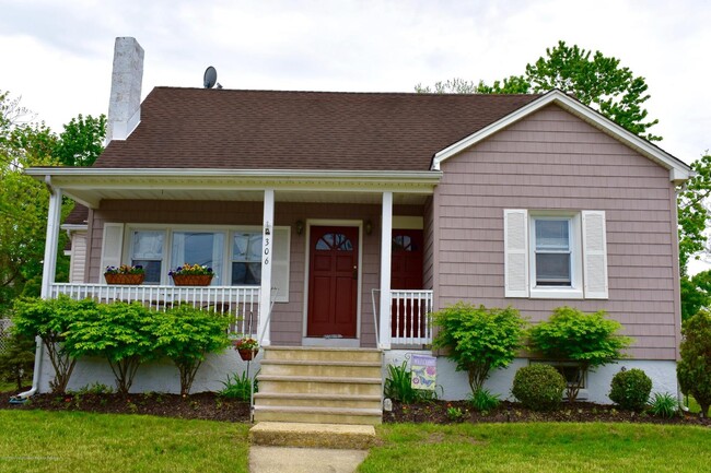Building Photo - 306 Cedar St