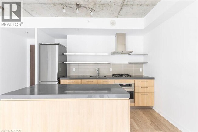 Photo du bâtiment - 326 King St W