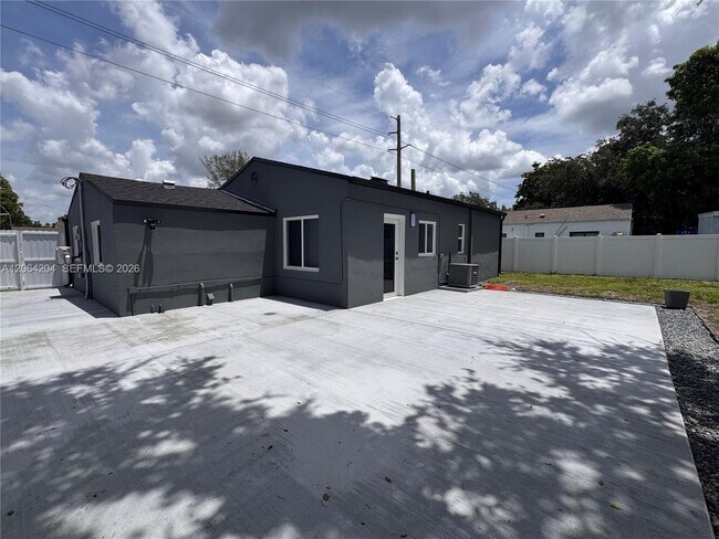 Foto del edificio - 2416 NW 88th St