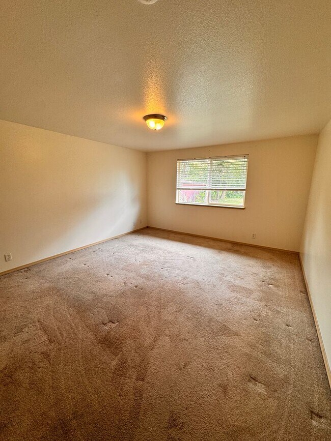 Building Photo - 811 NE Newton Creek Rd