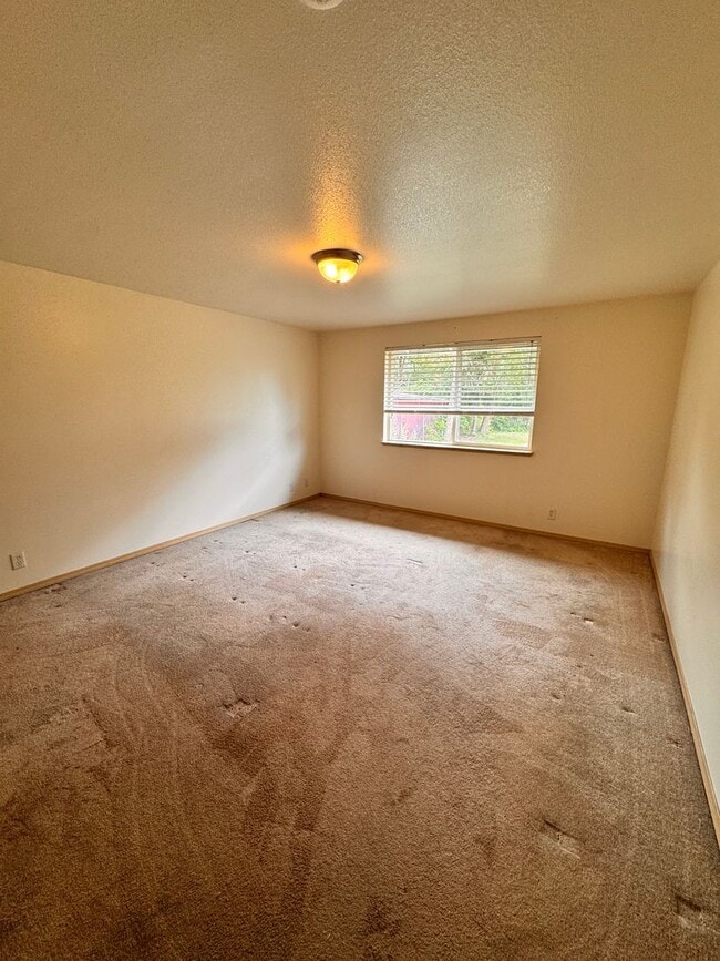 Building Photo - Newton Creek 3 bedroom 2 bath home