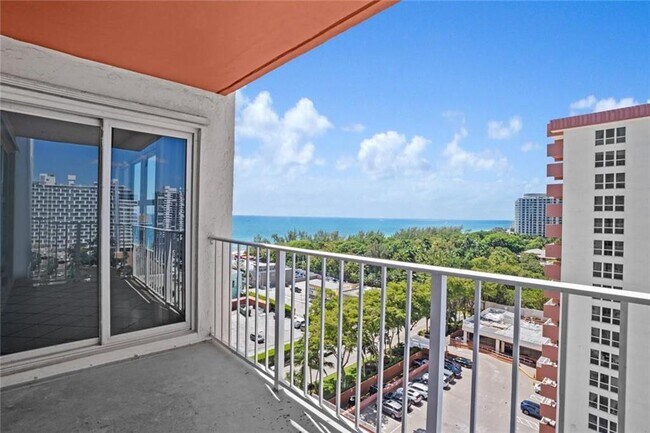 Building Photo - 3000 E Sunrise Blvd