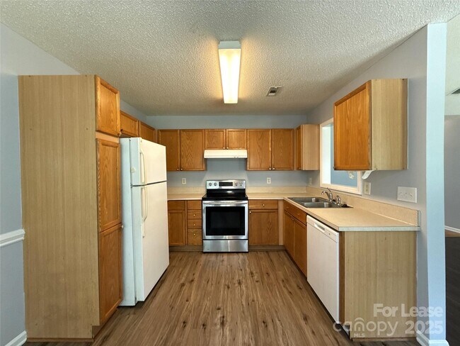 Foto del edificio - 3025 Longspur Dr