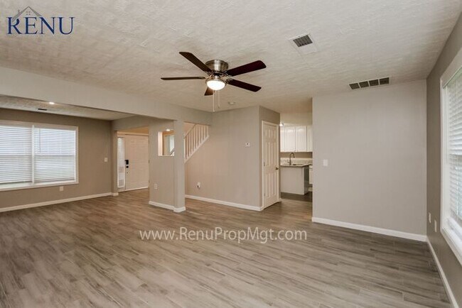 Foto del edificio - Available Now! 4 beds & 2.5 baths!