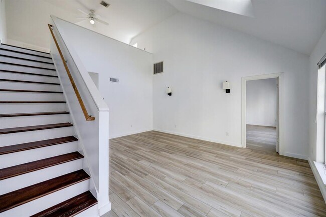 Building Photo - 1401 Castle Ct