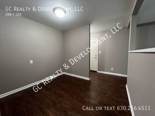 Building Photo - ***1ST FLOOR UNIT / 2 BDRM / 1 BATH / STOR...