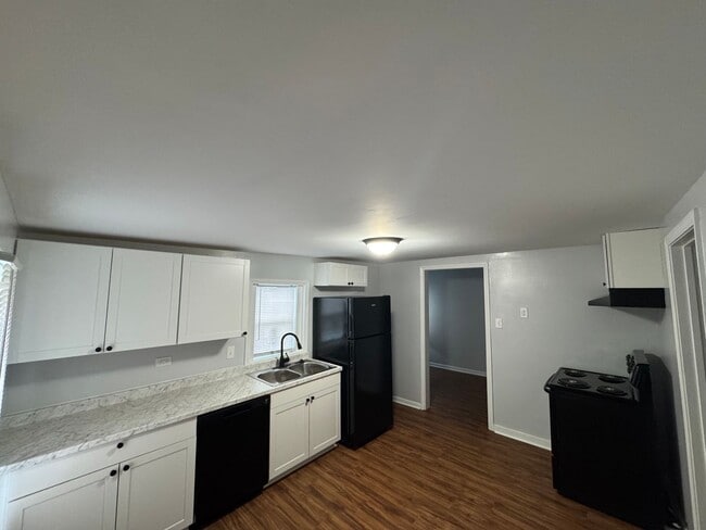Building Photo - Remodeled 2 bedroom/ 2 bath home