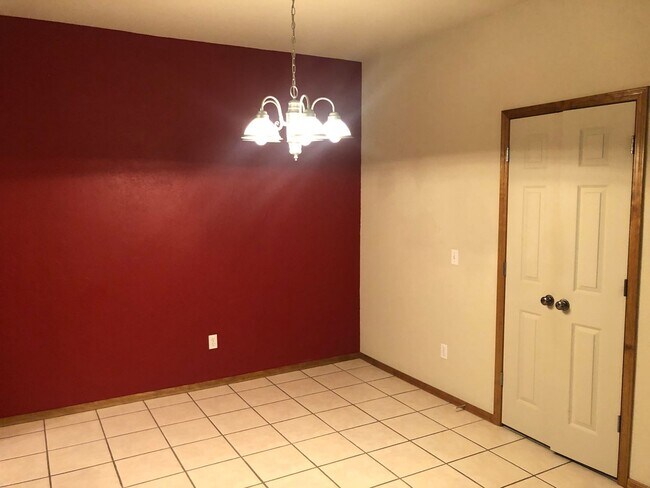 Building Photo - 2 bed 2 bath duplex for rent in Moore near...