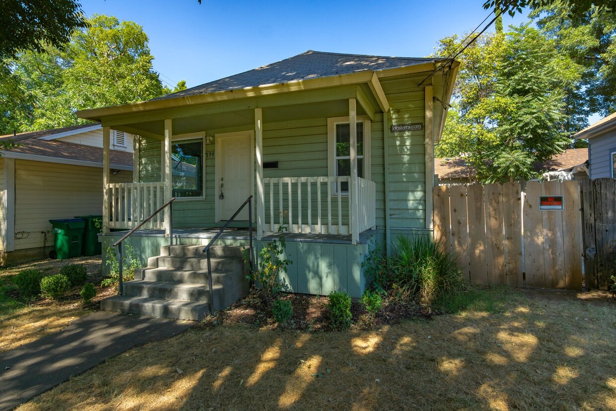 Primary Photo - Chico Charmer! Close to CSUC and downtown ...