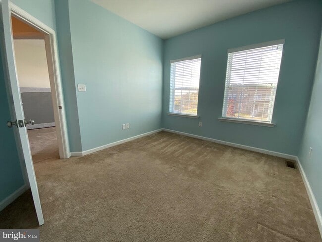 Building Photo - 305 N Bayberry Pkwy