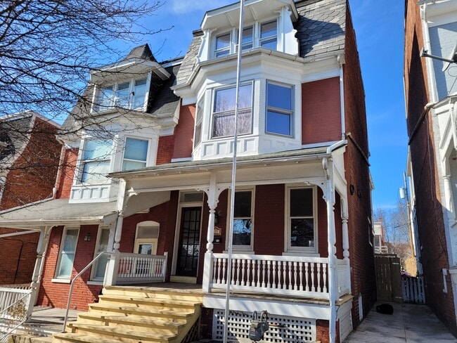 Building Photo - 425 Park St